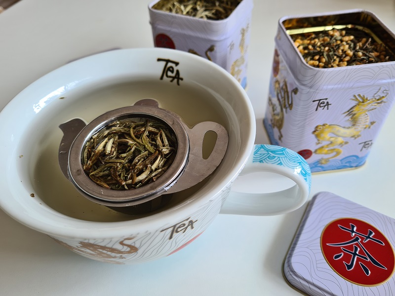 600 ml Teetase mit Teedosen gefüllt mit grünem Tee.