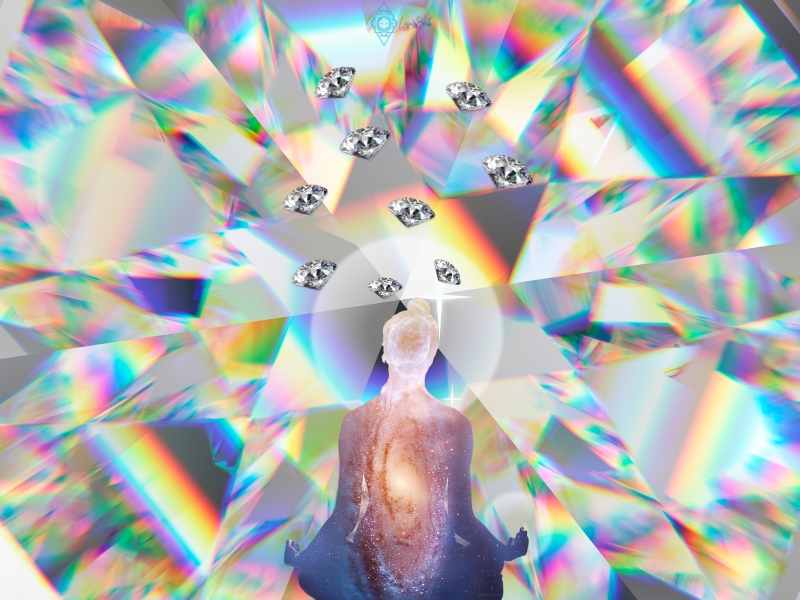 Fraktales Prisma Diamant mit Mensch in Meditationsposition und Diamanenten die um den Kopfbereich schweben