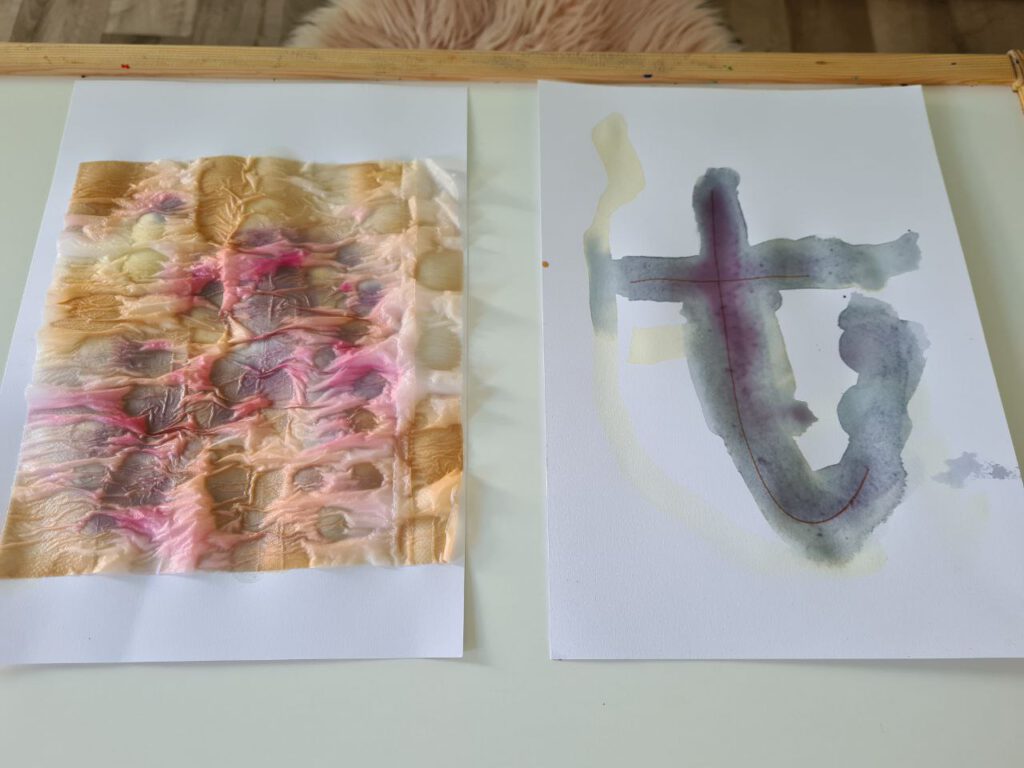 Den Buchstaben T kreativ mit Teewasser schreiben lernen (rechts) und Kunst tupfen mit Tee (links).