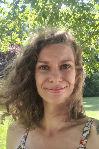 Frau mit Wind in den Haaren in der Natur Locken