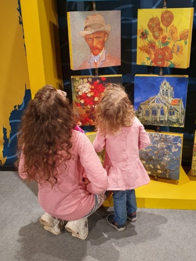 Mutter mit kleiner Tochter in Kunstaustellung von Van Gogh